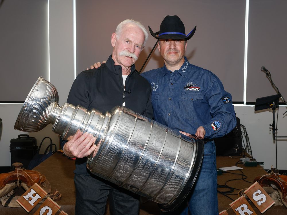 NextImg:Lanny McDonald brings Stanley Cup to Calgary police officer who helped save his life