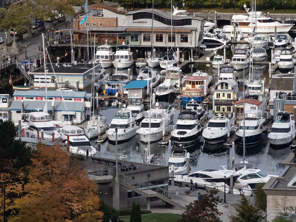 NextImg:Seaplane collides with boat, crashes into Vancouver's Coal Harbour