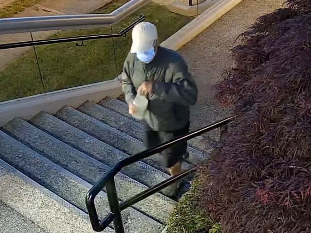 NextImg:Vancouver Police release video showing suspect in synagogue arson