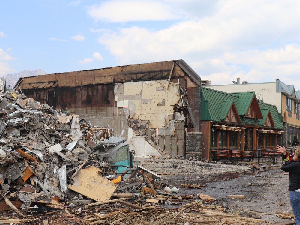 NextImg:Wildfire evacuees from Jasper worry about what rotting food will do to their homes