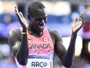 El canadiense Marco Arop celebra tras quedar segundo en la final masculina de 800 metros de la prueba de atletismo de los Juegos Olímpicos de París 2024.
