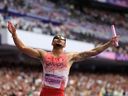 El canadiense Andre De Grasse celebra haber ganado la medalla de oro en el relevo 4x100m en los Juegos Olímpicos de París 2-24.