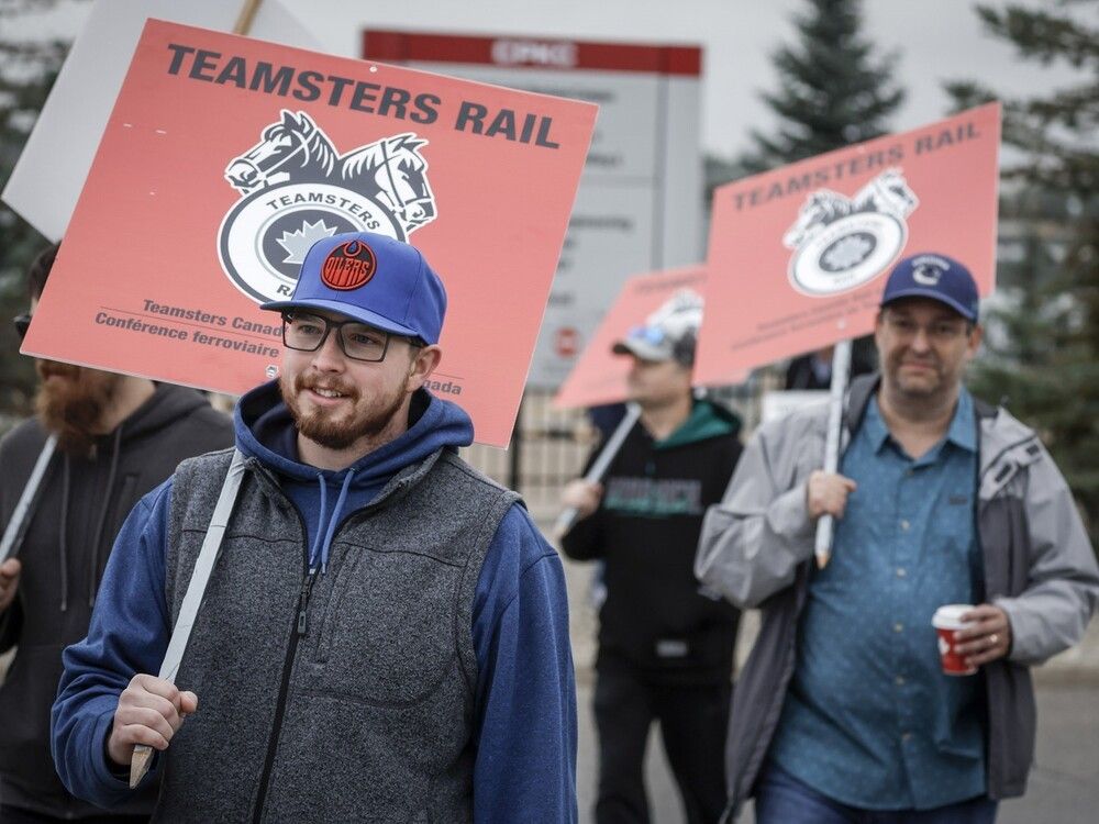 NextImg:Teamsters issue new strike notice to CN, despite Liberal attempt to end rail stoppage