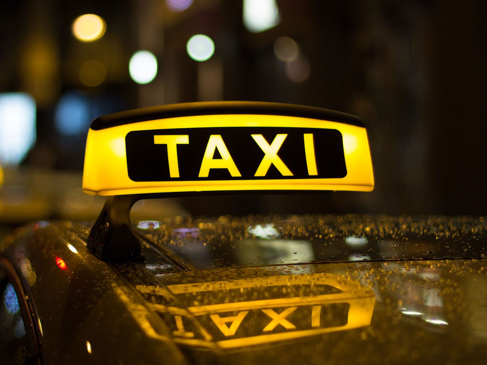 NextImg:How scammers use generic taxi roof signs in this fake cab scheme in Canada
