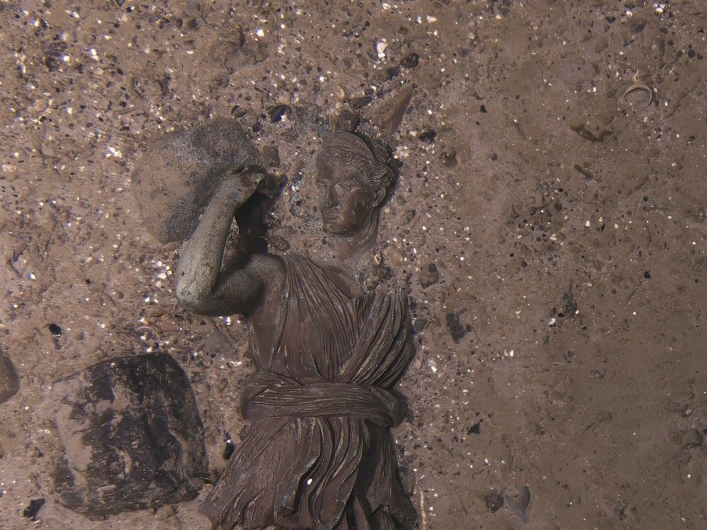 NextImg:Photos from Titanic expedition show lost bronze statue, other discoveries