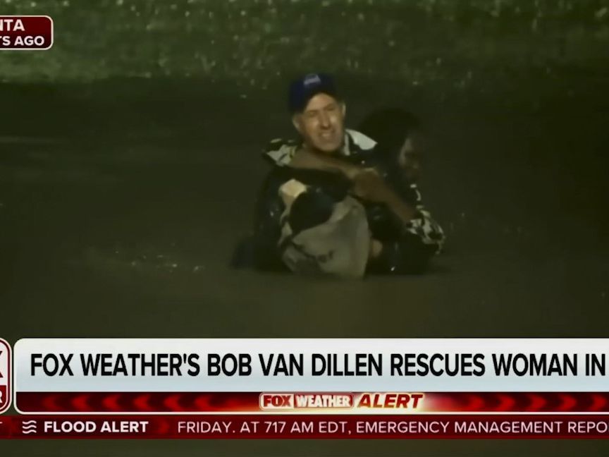 NextImg:Meteorologist rescues woman during live hurricane report