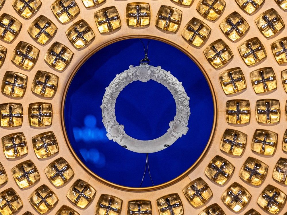 [Image: 2186798905.jpg?quality=90&strip=all&w=56...svyCtCELqw]