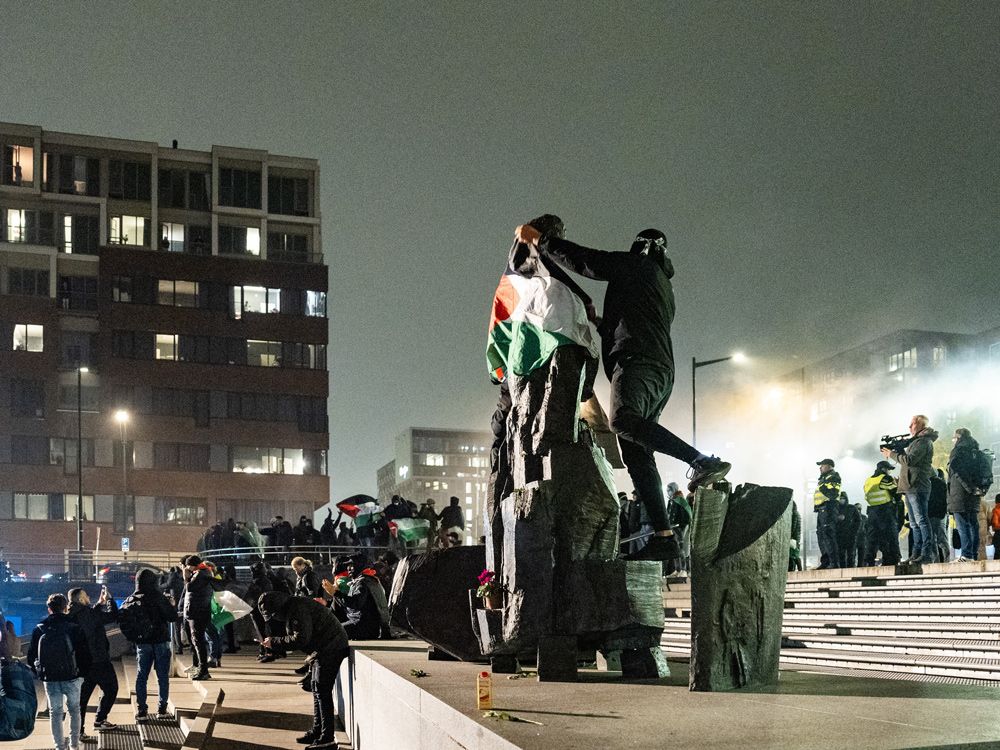 Netanyahu sends rescue planes as Israeli fans violently attacked after
Amsterdam soccer match