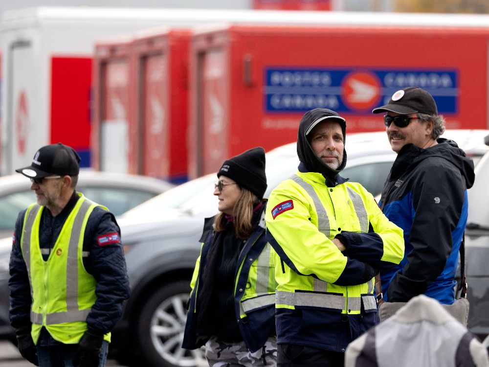 NextImg:Canada Post, union sit with mediator, but sides 'remain far apart' as strikes drags on