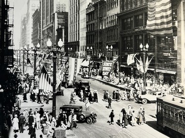 Busy Chicago street in 1920s.