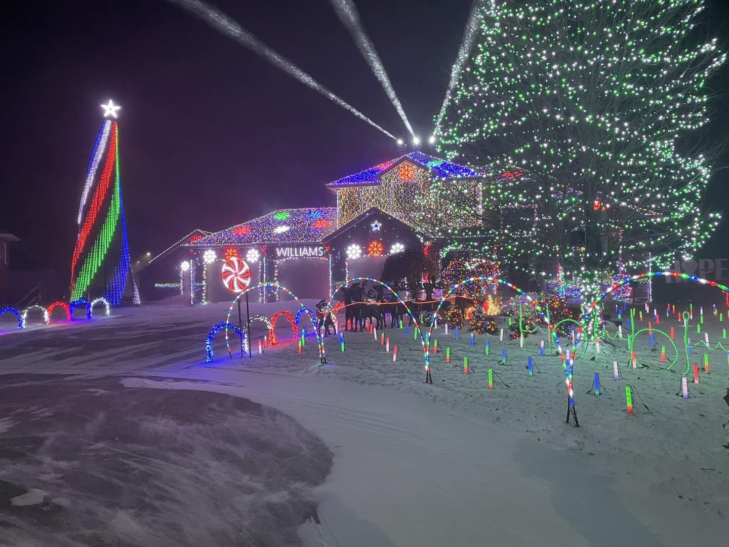 NextImg:Ontario family pulling plug on light show and leaving town over targeted new bylaw, but mayor says he's no 'Grinch'
