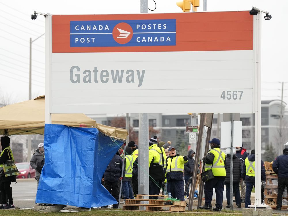 NextImg:Canada Post says it's missed delivering 10 million parcels ahead of Black Friday