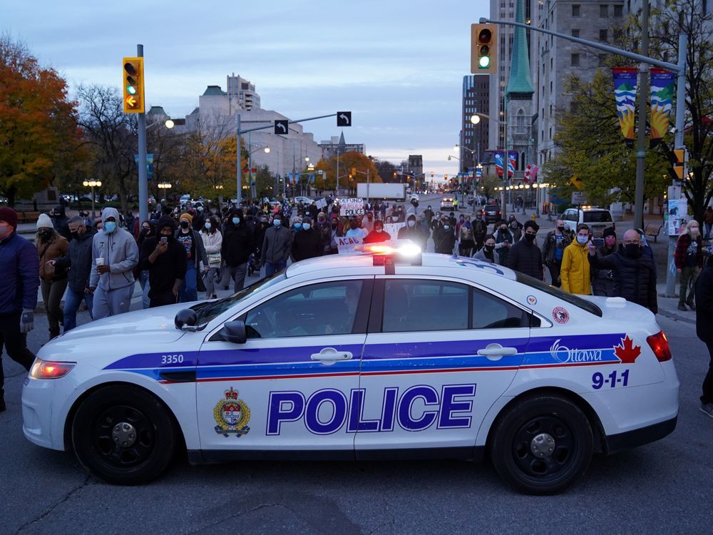 NextImg:Police officer acquitted in 2016 death of Ottawa man describes throwing punches as distraction