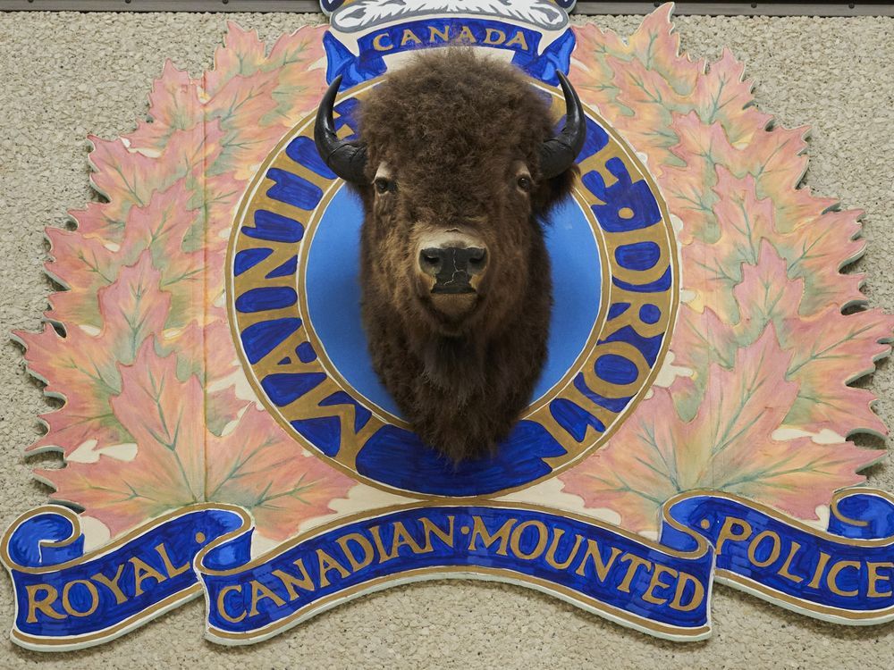 NextImg:Officer shoots, kills armed teen on northern Manitoba First Nation: RCMP