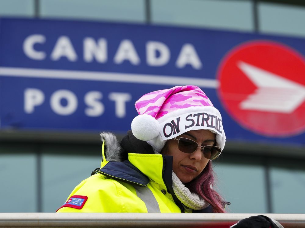 NextImg:Tensions rising between Canada Post, union as strike nears four-week mark