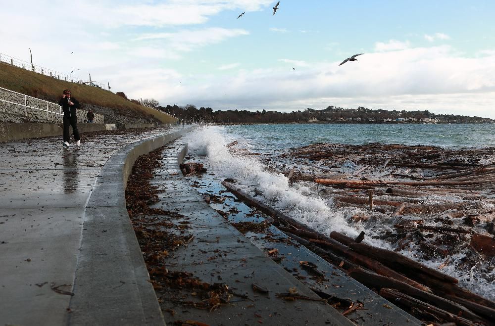 NextImg:Thousands without power in B.C. amid high winds, storm surge warning issued