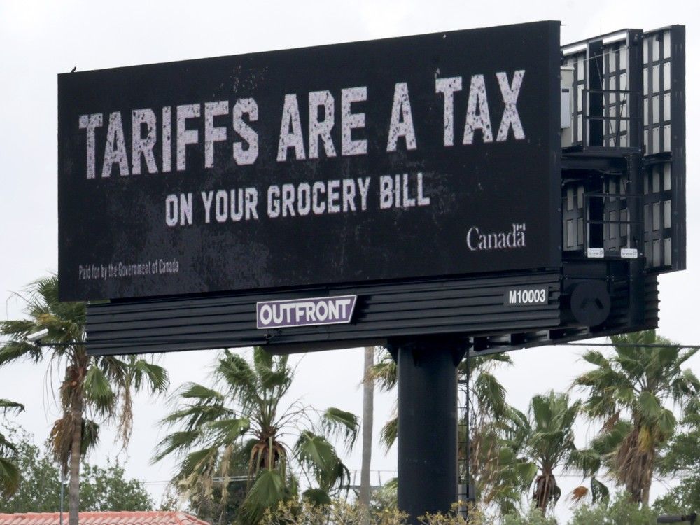 ফ্লোরিডায় একটি বিলবোর্ড একটি বার্তা প্রদর্শন করে যাতে লেখা রয়েছে 'শুল্ক হল আপনার মুদির বিলের উপর একটি ট্যাক্স।' কানাডিয়ান সরকার আমেরিকানদের শুল্কের অর্থনৈতিক প্রভাব সম্পর্কে অবহিত করার জন্য বেশ কয়েকটি আমেরিকান শহরে অ্যান্টি-ট্যারিফ বিলবোর্ড স্থাপন করেছে।     ফ্লোরিডায় একটি বিলবোর্ড 'শুল্ক হল আপনার মুদির বিলের উপর একটি ট্যাক্স' লেখা একটি বার্তা প্রদর্শন করে। কানাডিয়ান সরকার আমেরিকানদের শুল্কের অর্থনৈতিক প্রভাব সম্পর্কে অবহিত করার জন্য বেশ কয়েকটি আমেরিকান শহরে অ্যান্টি-ট্যারিফ বিলবোর্ড স্থাপন করেছে।