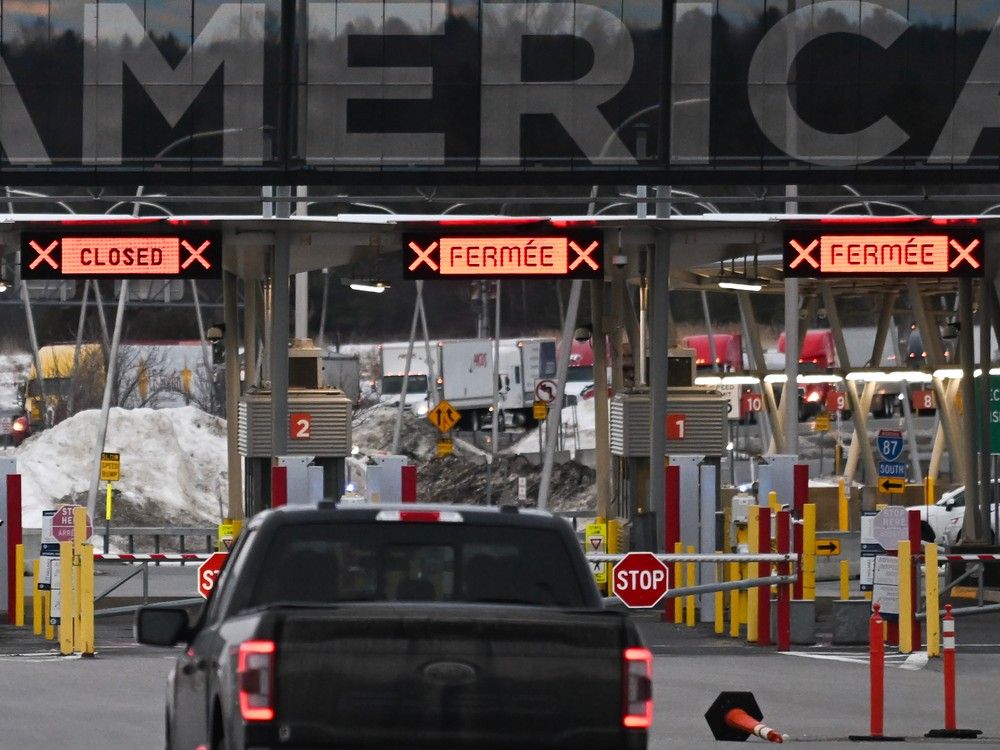 NextImg:Data shows drop in Canadians making return trips from U.S.