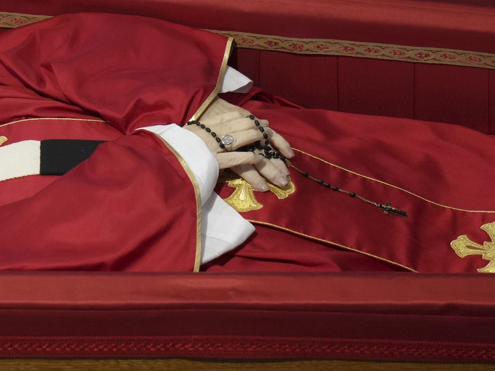  Pope Francis lies in state inside St. Peter’s Basilica at the Vatican, Thursday, April 24, 2025.