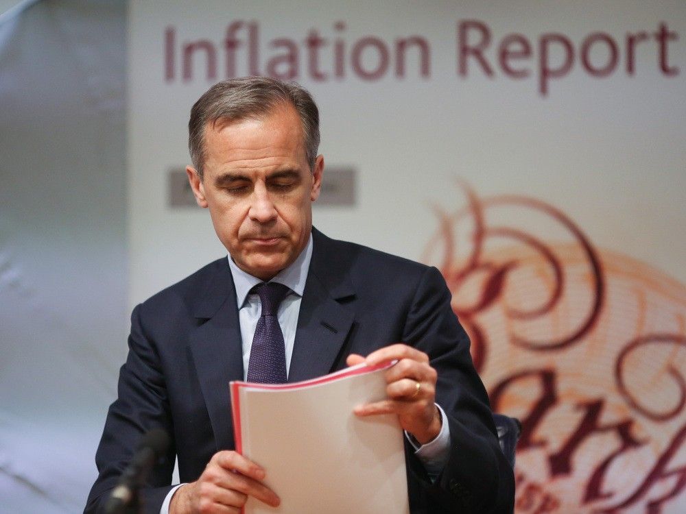  Mark Carney, former governor of the Bank of England, adjusts papers during the bank’s quarterly inflation report news conference in the London, U.K., in 2016.