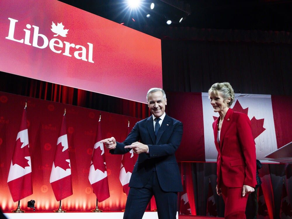  Carney walks with his wife Diana Fox Carney, after being announced the winner at the Liberal Leadership Event in Ottawa, on March 9, 2025.