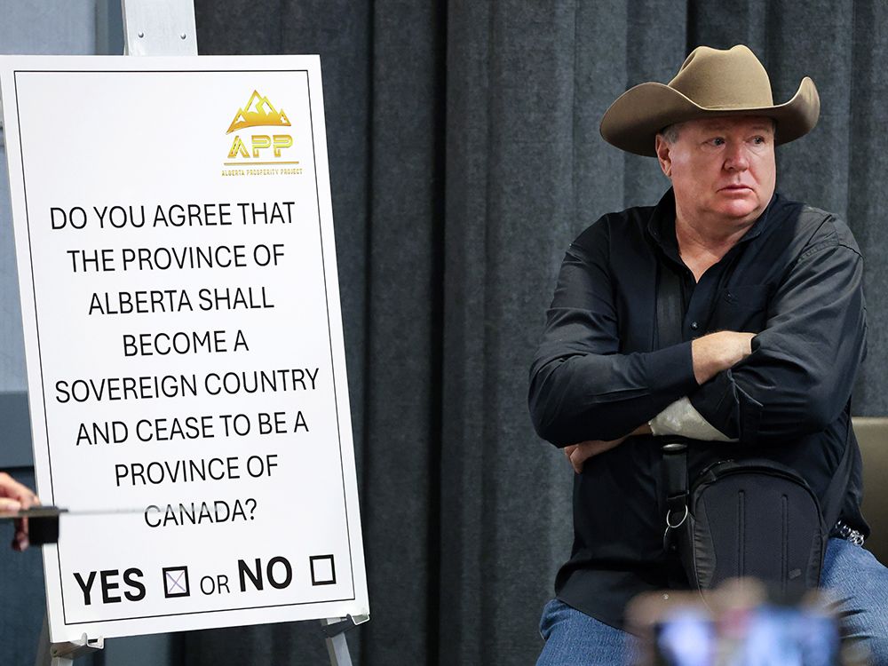  Jeff Rath with the sovereigntist Alberta Prosperity Project displays a proposed referendum question on separating from Canada, in Calgary on May 12, 2025.