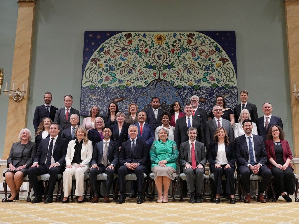  Prime Minister Mark Carney (front row, fifth from the left) and Governor General Mary Simon (front row, fifth from the right) sit with newly sworn-in cabinet ministers.