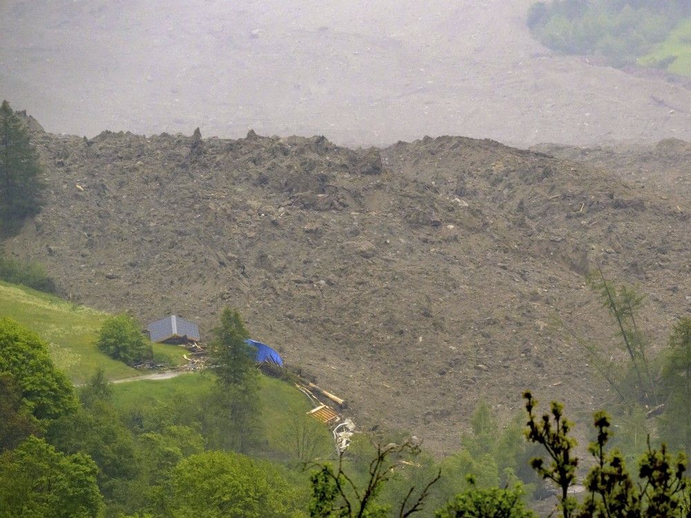 NextImg:Swiss alpine village mostly destroyed in partial glacier collapse