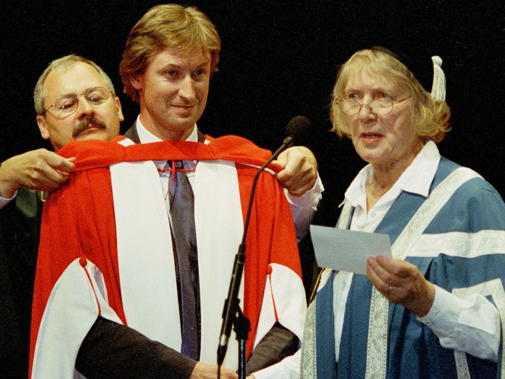  University of Alberta Chancellor and Lt. Gov., Lois Hole, holds the hand of Wayne Gretzky as he receives an honorary Doctorate, during today’s convocation ceremony, in Edmonton. PHOTO BY: JOHN ULAN