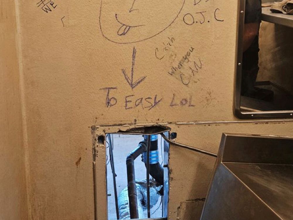 NextImg:10 inmates escape through hole in cell wall while lone guard getting food at New Orleans jail