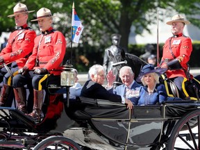 Le roi Charles et la reine Camilla dans une calèche