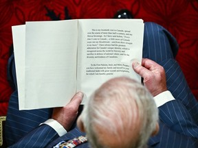 Vue aérienne du roi Charles III regardant le texte de son discours