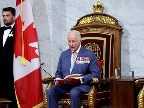 Le roi Charles lit le discours alors qu'il est assis sur un trône au Sénat