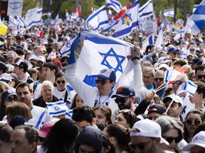 Le persone partecipano all'evento annuale Camminata con Israele dell'UJA a Toronto,