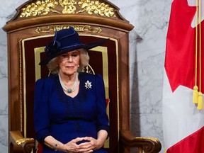 La reine Camilla est assise sur un trône au Sénat