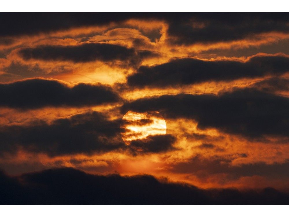 Sunset in Ablain-Saint-Nazaire, northern France, on June 3, 2025. Large smoke plumes caused by violent and early wildfires in Canada have been hovering at very high altitudes without posing health risks.  Sunset in Ablain-Saint-Nazaire, northern France, on June 3, 2025. Large smoke plumes caused by violent and early wildfires in Canada have been hovering at very high altitudes without posing health risks.