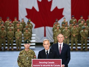 Mark Carney, General Jennie Carignan y David McGuinty.