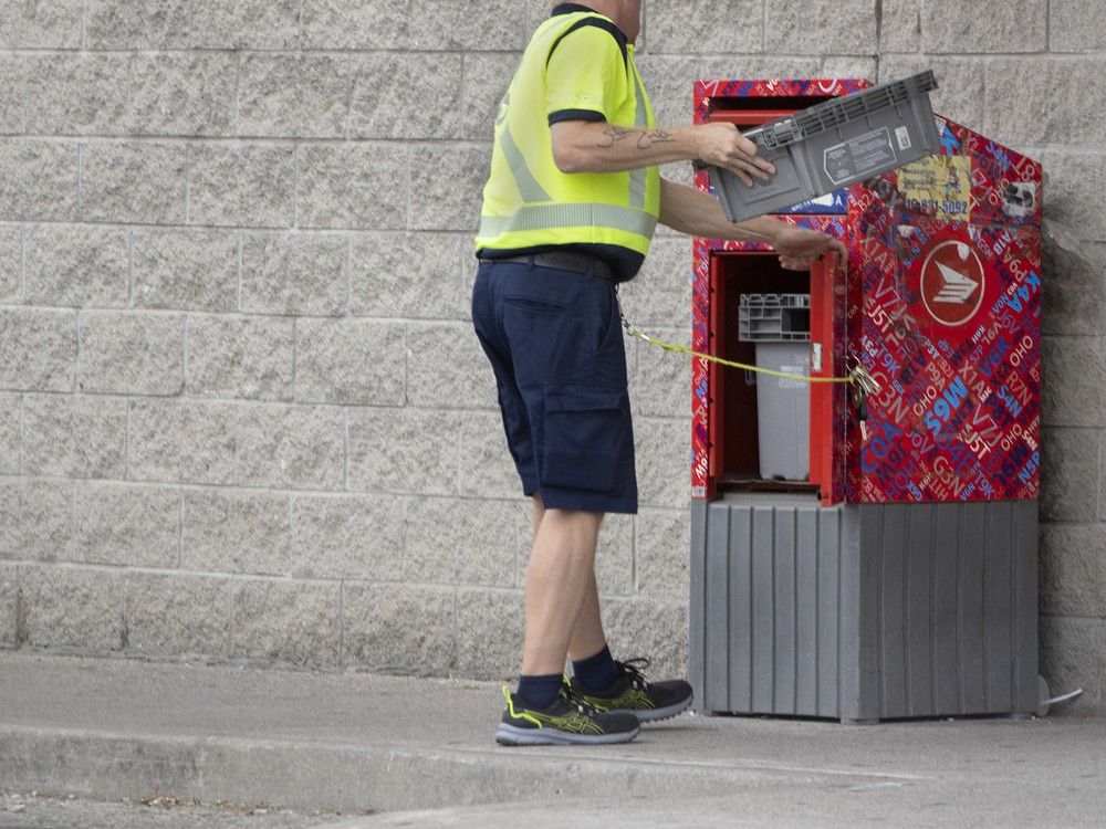 NextImg:Canadian Union of Postal Workers urges workers to reject contract offer