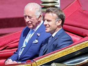Rei Charles e Emmanuel Macron.