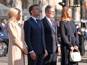 Emmanuel Macron, Keir Starmer e esposas.