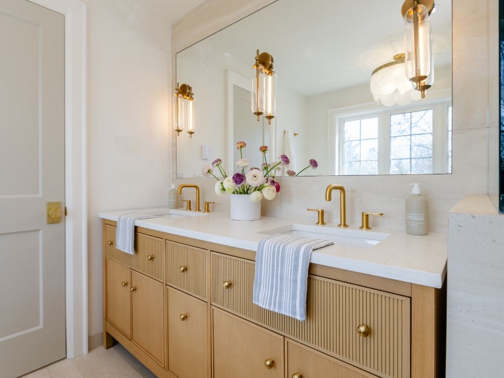In this quiet Ensuite, a double vanity with canalized drawers offers storage. Brass luminaires are quietly raised. In this quiet Ensuite, a double vanity with canalized drawers offers storage. Brass luminaires are quietly raised.