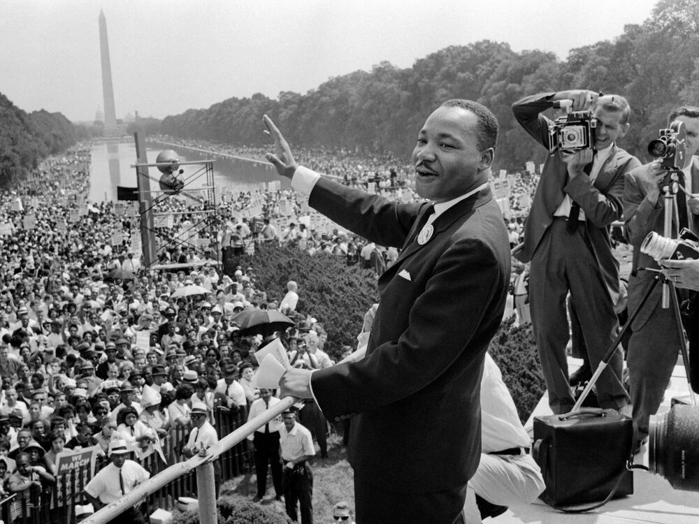 U.S. civil rights leader Martin Luther King waves to supporters 28 August 1963 during the 