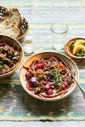 Lamb with plums, green beans and cinnamon