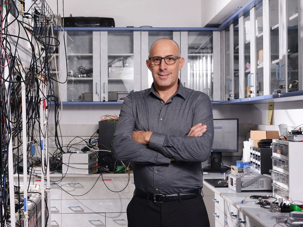  Prof. Roee Ozeri in his lab at Israel’s Weizmann Institute of Science, in 2019.