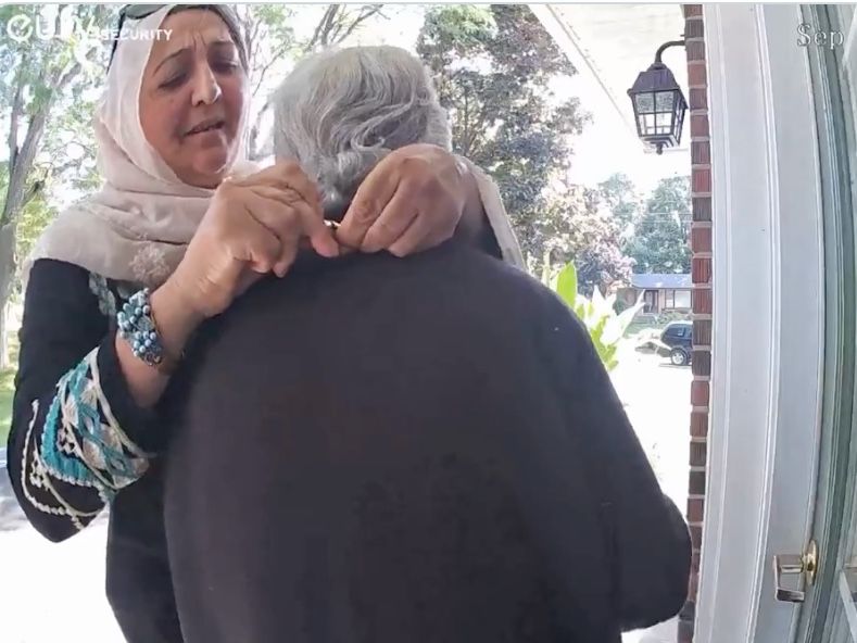 NextImg:Video shows Ontario senior being robbed in broad daylight at her home