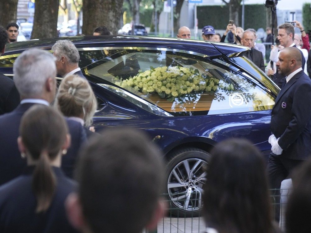 NextImg:Hundreds of ordinary mourners and VIPs pay last respects to Italian fashion icon Giorgio Armani