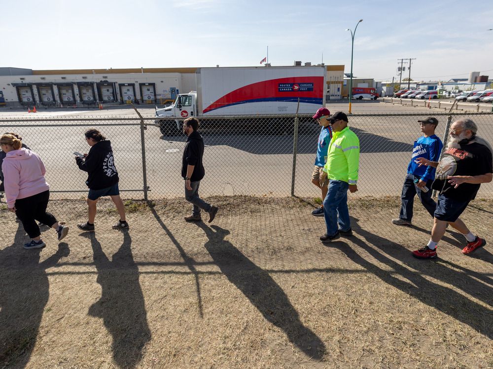 NextImg:Canada Post workers move to rotating strikes. What does this mean for deliveries?