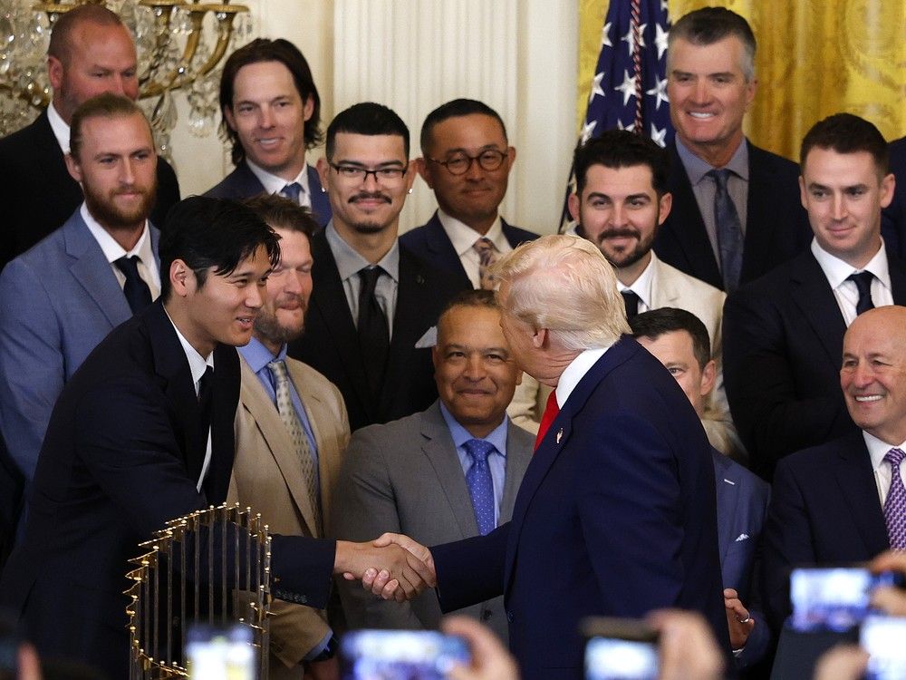  U.S. President Donald Trump shakes hands with the Los Angeles Dodgers’ Shohei Ohtani during the team’s visit to the White House in April.