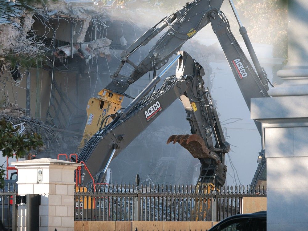 Trump demolishes part of White House for new $250M ballroom | National Post