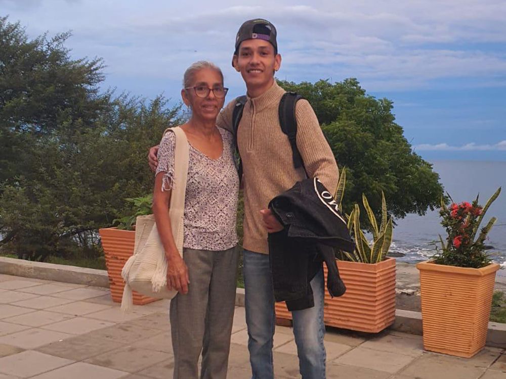  Mérida Villada Ibarra with her son Jhonathan, who died while fighting for Ukraine.